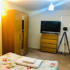  Guest house Private 4-5 Minutes Drive To Luton Airport United Kingdom